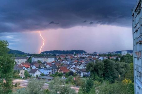 SNAŽNO NEVRIJEME POGODILO SLOVENIJU: Samo na području Ljubljane udarilo više stotina munja
