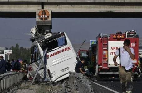 Stravična nesreća u Turskoj: Autobus udario u stub mosta, najmanje devetoro mrtvih