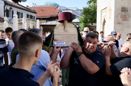 Klanjana dženaza Dženanu Uščupliću u haremu Begove džamije: Veliki broj ljudi na posljednjem...