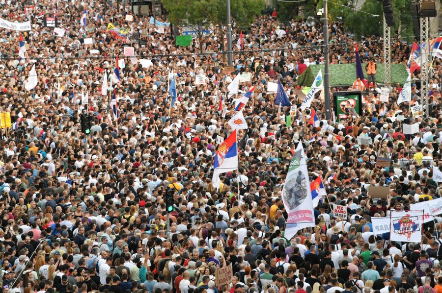 Prva reakcija vladajućih na protest u Beogradu: Premijer hiljade ljudi nazvao raspalom bandom