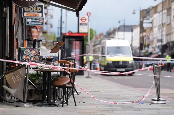 Muškarac u Londonu nožem napao ženu i dijete, odvedene su u bolnicu