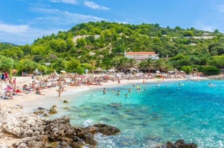 IMAJU DOBAR RAZLOG: Lokalci i turisti na Jadranu sve češće na plažu nose sirće