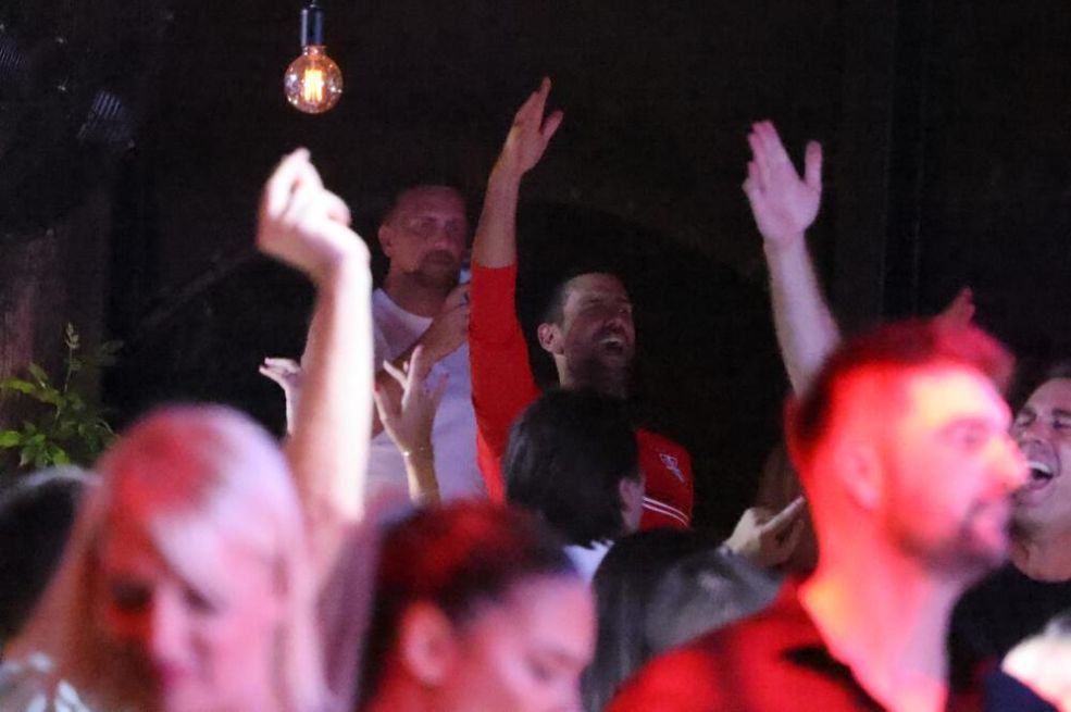 NOVAK PAO U SEVDAH, DIZAO 3 PRSTA, PJEVAO IZ SVEG GLASA! Ove pjesme je čekao CIJELU NOĆ, jedna mu...