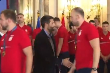 ŠIRI SE SNIMAK: Mandić odbio da se rukuje sa Šapićem na prijemu za olimpijce (VIDEO)
