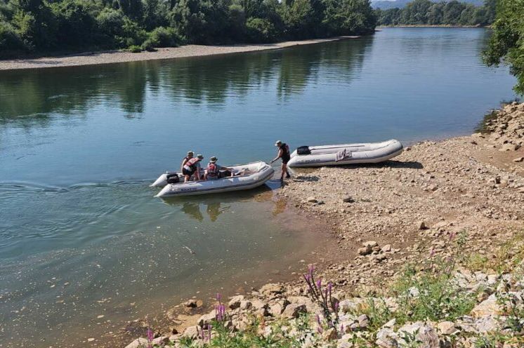 Maloljetnik nestao u Drini: Policija, spasioci i vatrogasci tragaju za njim