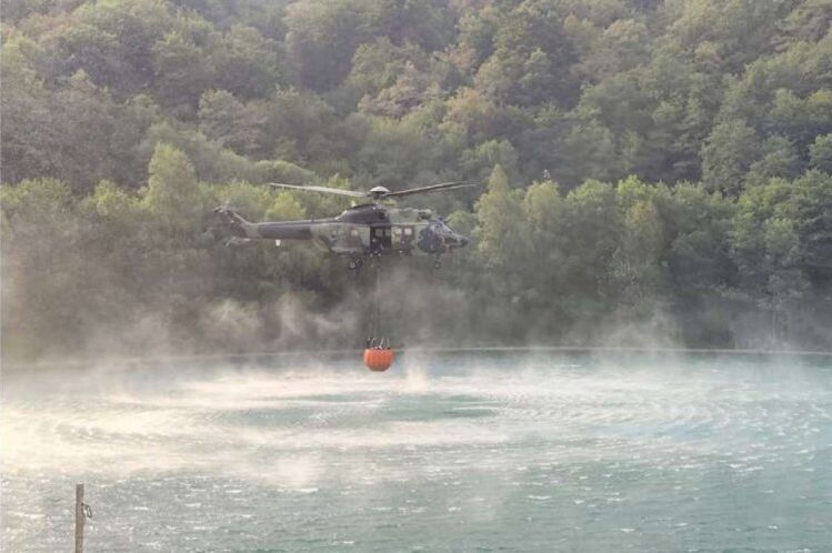 Helikopteri OSBiH od jutros ponovo aktivni na gašenju požara na Ponijerima kod Kaknja