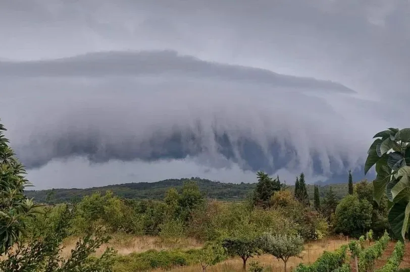 Nevrijeme stiglo u BiH: Pljuskovi i grmljavina pogodili Hercegovinu (VIDEO)