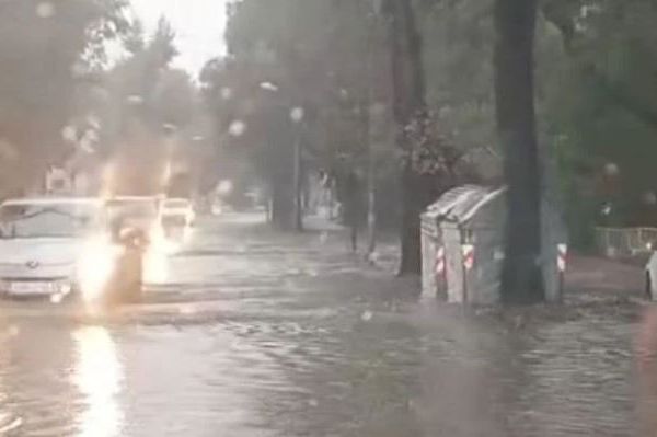 Nevrijeme pogodilo grad u BiH: Velike padavine uzrokovale saobraćajni kolaps