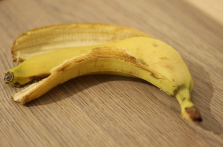 Koru od banane prelila je vodom, nakon 1 sata desilo se nešto potpuno neočekivano