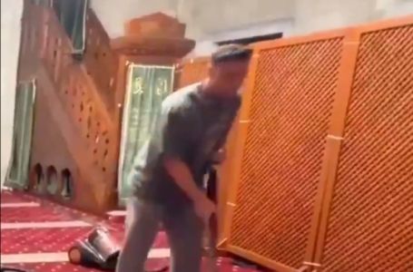 ODUŠEVIO MUSLIMANE ŠIROM SVIJETA: Jedan od najboljih fudbalera usisava džamiju kao "običan" čovjek