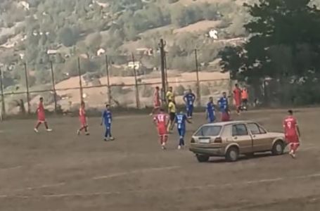 SADA SMO SVE VIDJELI: Navijač u BiH prekinuo meč tako što je na teren ušao sa Golfom 2 (VIDEO)
