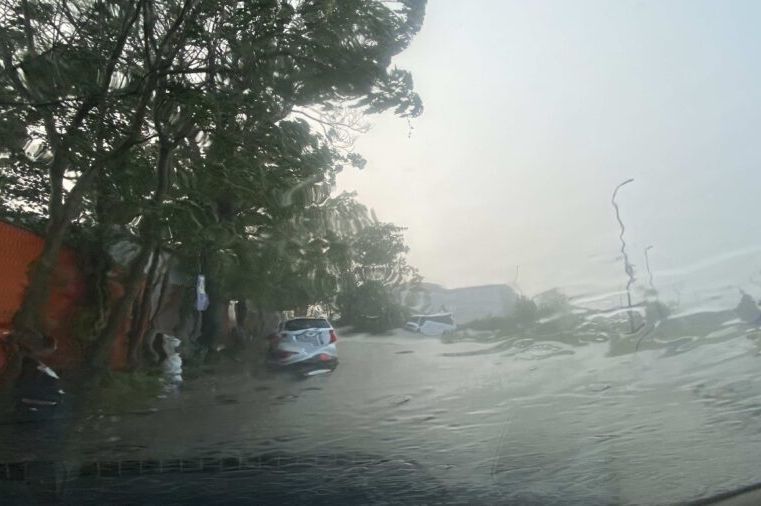 Jako nevrijeme u BH gradu: Vjetar nosi sve pred sobom, domaćinstva bez struje (VIDEO)