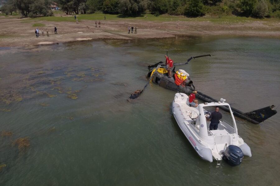 Izvučen helikopter Oružanih snaga BiH iz Jablaničkog jezera (FOTO/VIDEO)