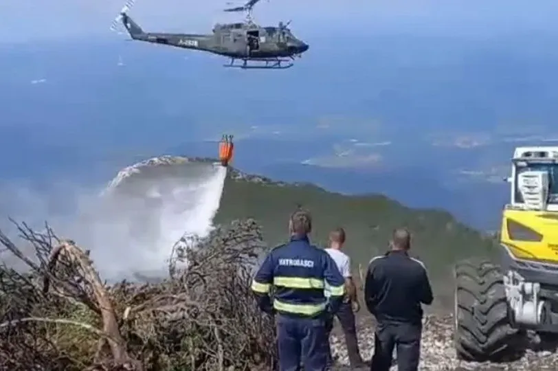 Požar na Bjelašnici eskalirao i silazi u šumu, potrebna intervencija helikoptera