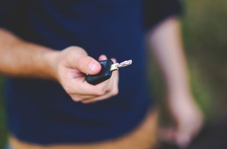Šta učiniti kada vam ključevi ostanu zaključani u automobilu? VEOMA JE JEDNOSTAVNO