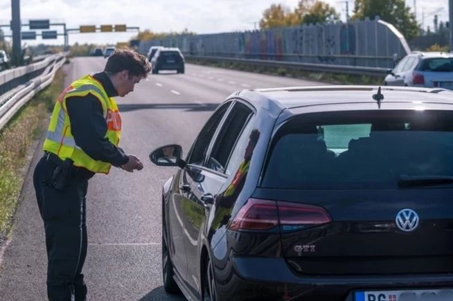 Evo zašto policajac prvo PIPNE AUTO kada vas zaustavi: Razlog će vas ŠOKIRATI, mnogi ne znaju