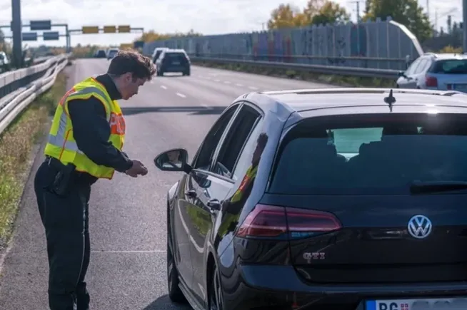 Evo zašto policajac prvo PIPNE AUTO kada vas zaustavi: Čak i iskusni vožači ovo ne znaju