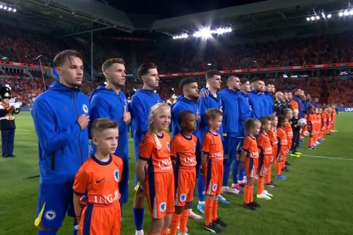 ODJEKUJE STADION u Eindhovenu: Pogledajte kako je izgledalo intoniranje himne (VIDEO)