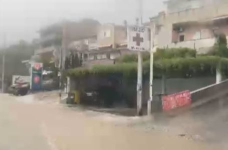 NEVRIJEME POGODILO MAKARSKU: Voda nosi sve pred sobom, pucaju gume na automobilima