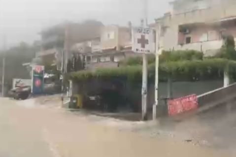 NEVRIJEME POGODILO MAKARSKU: Voda nosi sve pred sobom, pucaju gume na automobilima