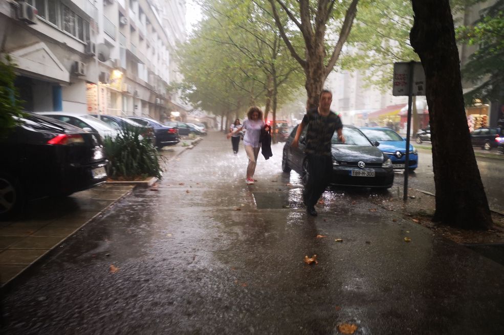 Jako nevrijeme pogodilo bh.grad: Pale velike količine kiše praćene vjetrom i grmljavinom