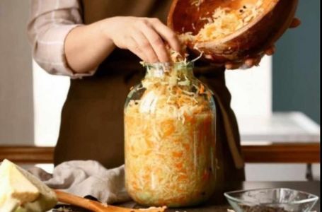 RENDANI KUPUS KOJI ĆETE PRAVITI SVAKE GODINE: Recept DECENIJAMA star, zimnica kakvu samo PRAVE DOMAĆ