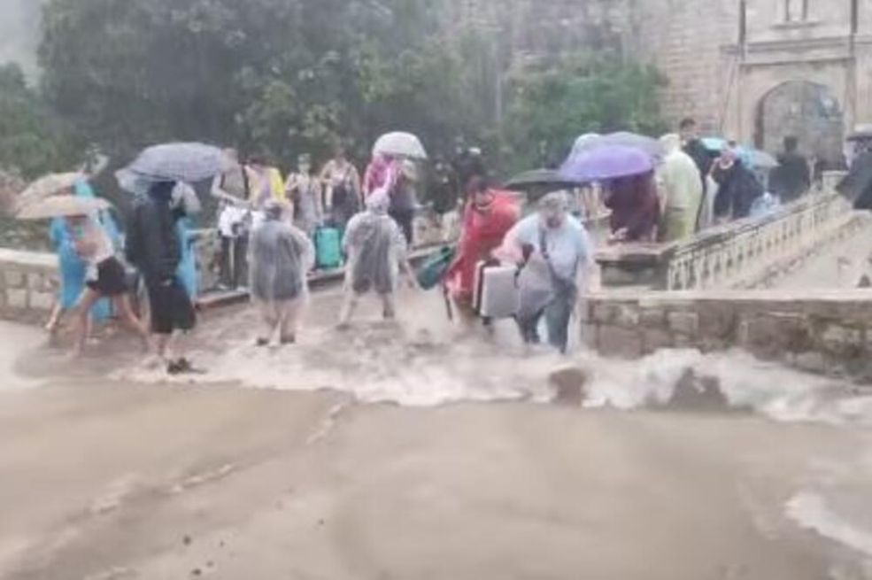 APOKALIPTIČNE SCENE IZ HRVATSKE! Ljudi jedva hodaju, ulice potopljene