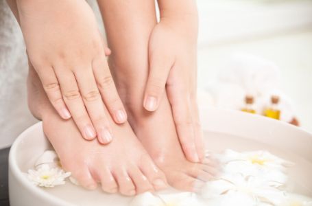 Djelotvornija je od svake kreme: Domaća KUPKA ZA ISPCUALE PETE od samo 2 sastojka