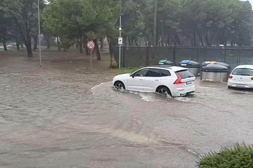 Ekstremna kiša potopila ovaj dio regiona: Teče niz ulice, prodire u kuće