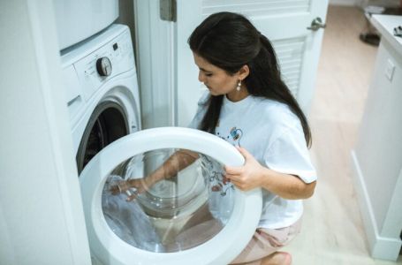 Šta se desi kada stavite kuglicu od aluminijumske folije u mašinu za veš: Trik koji ćete koristiti