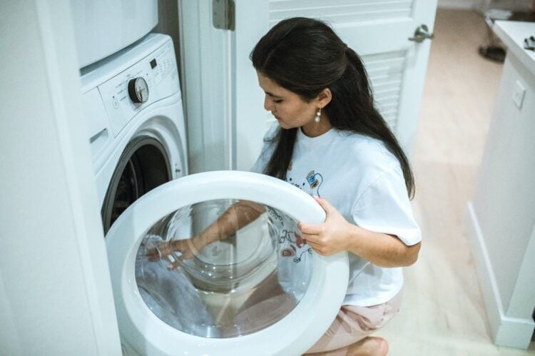 Šta se desi kada stavite kuglicu od aluminijumske folije u mašinu za veš: Trik koji ćete koristiti