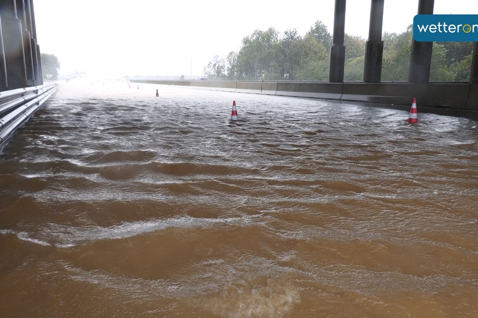NEVJEROVATAN VIDEO KRUŽI MREŽAMA: Pogledajte kako se autoput kod Beča pretvorio u rijeku (VIDEO)