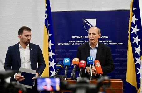 Penzioneri ispred zgrade Vlade FBiH jasno poručili: "Sram vas bilo, gladni smo"