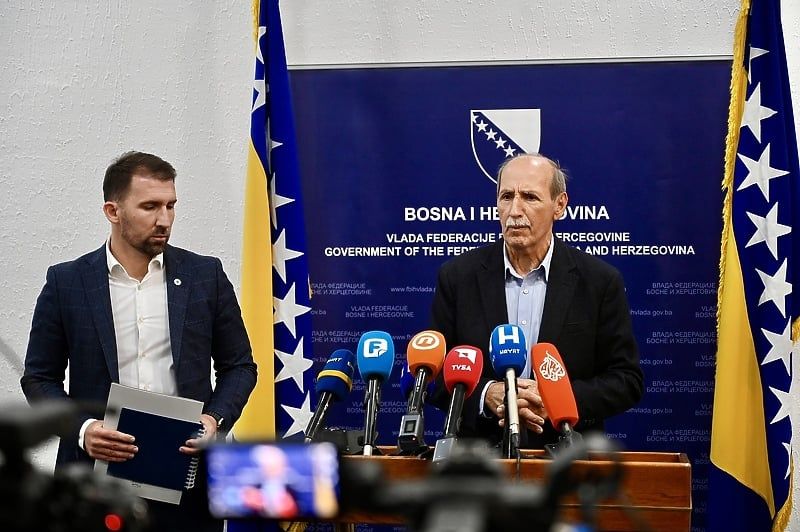 Penzioneri ispred zgrade Vlade FBiH jasno poručili: "Sram vas bilo, gladni smo"