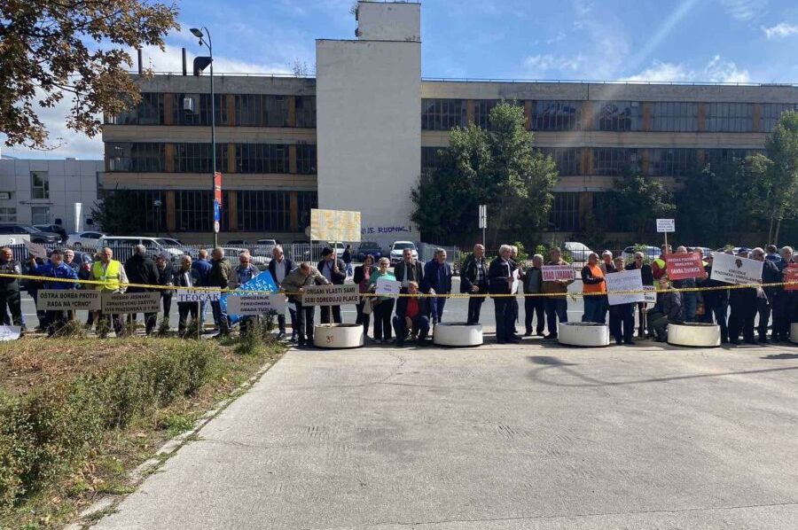 Verbalni sukob penzionera ispred zgrade Vlade FBiH, nezadovoljni neispunjavanjem uslova