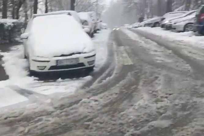 Kolovoz mokar i mjestimično zaleđen, snijeg u višim planinskim predjelima