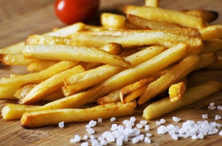 Napravite kod kuće pomfrit isti kao iz Mekdonaldsa: Tajna je u sastojku koji se dodaje prije prženja