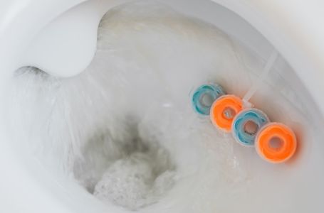 Upalite šibicu, ubacite je u WC šolju i gledajte čudo: Trik koji ćete od sada koristiti stalno