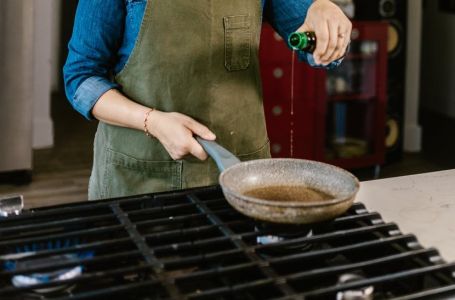Da li je zdravije prženje na maslu ili ulju? Dilema konačno razriješena, evo šta savetuju stručnjaci