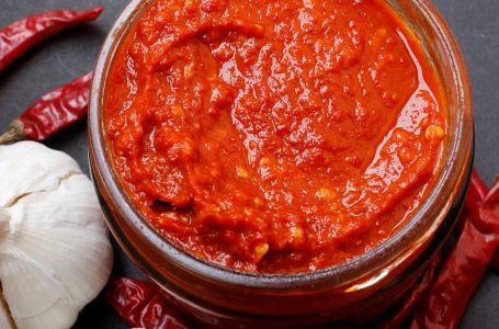 Ajvar gotov za 1 sat: Brzo i jednostavno, nema pečenja paprika i haosa u stanu