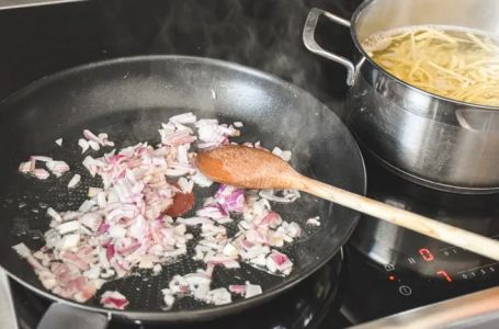 Kako da pržite luk, a da ne usmrdite cijelu kuću: Dodajte samo 1 kašičicu ovog sastojka
