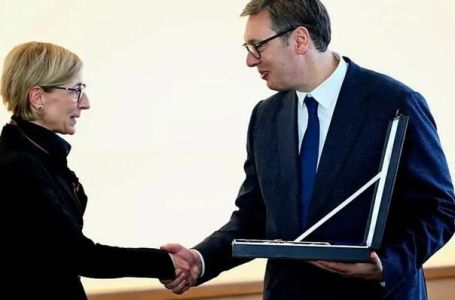 Vučić odlikovao ambasadorku Mađarske pri UN zbog protivljenja Rezoluciji o Srebrenici