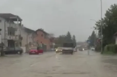 Nevrijeme stiglo u BiH: Ulice pod vodom, kolaps u saobraćaju