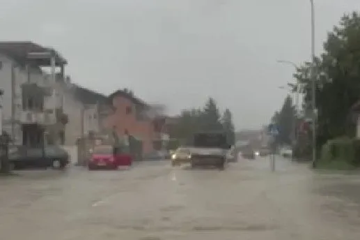 Nevrijeme stiglo u BiH: Ulice pod vodom, kolaps u saobraćaju