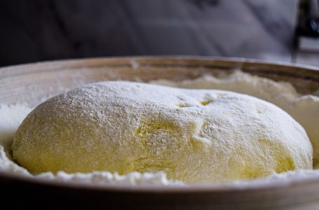 Kad pravite hljeb obavezno dodajte 1 kašiku ove namirnice u tijesto: Ostaje svjež i mekan danima