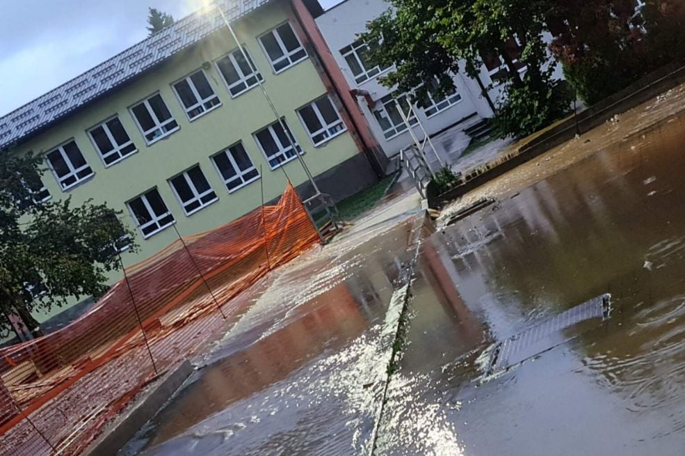 Alarmantno stanje i u Kiseljaku: Poplavljene ceste, dvorišta, podrumi, odgađa se i nastava (VIDEO)