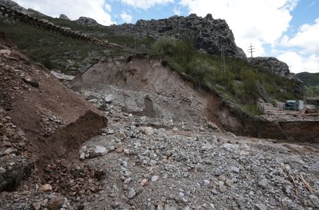 Poplave i u Crnoj Gori: Odsječena neka sela, voda prodrla u kuće i nosi objekte