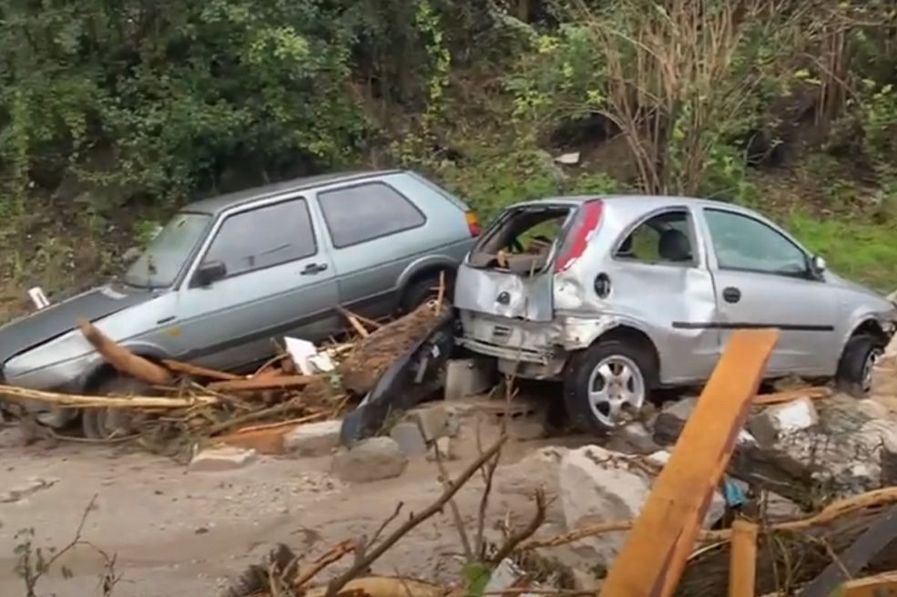 Najnovije informacije: Spasioci golim rukama i teškom mehanizacijom kopaju ruševine