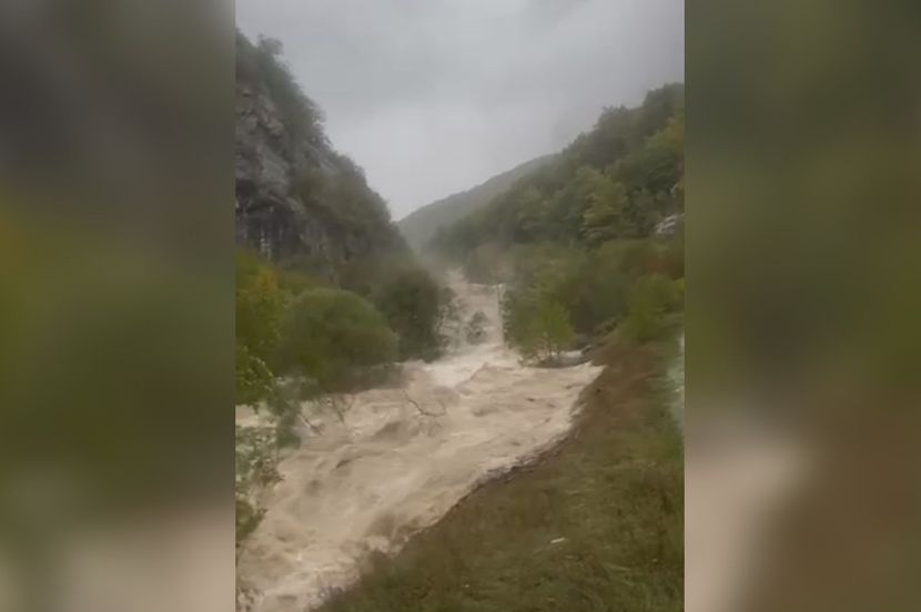 Katastrofalni prizori iz Crne Gore: Podivljala rijeka odnijela mostove i puteve, mještani zarobljeni