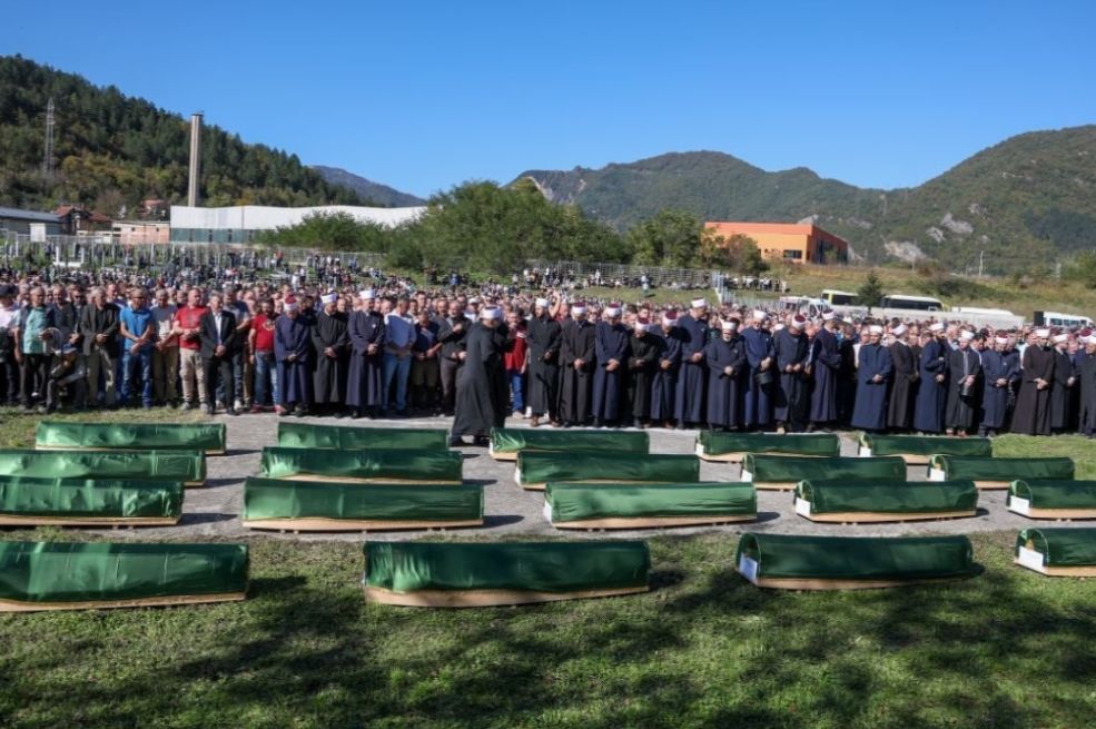 Hiljade ljudi u Jablanici klanjalo dženazu za 19 žrtava poplava: Počivajte u miru